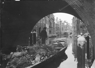 400459 Afbeelding van een vuilnisschuit van de Gemeentelijke Reinigingsdienst onder de Gaardbrug te Utrecht. Op de ...